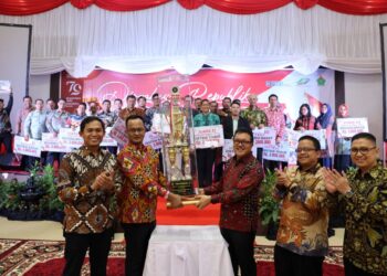 Para penerima penghargaan berfoto bersama jajaran Board of Regional Management PTPN IV Regional III dalam ajang malam peringatan HUT RI ke-79, Kota Pekanbaru, Provinsi Riau.