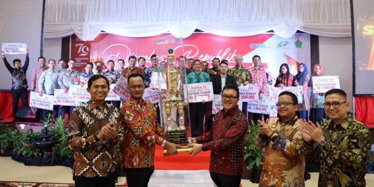 Para penerima penghargaan berfoto bersama jajaran Board of Regional Management PTPN IV Regional III dalam ajang malam peringatan HUT RI ke-79, Kota Pekanbaru, Provinsi Riau.