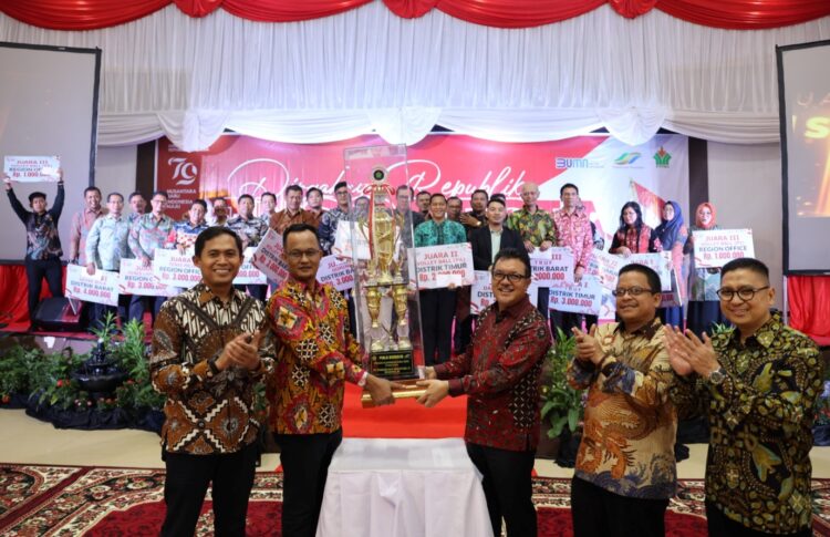 Para penerima penghargaan berfoto bersama jajaran Board of Regional Management PTPN IV Regional III dalam ajang malam peringatan HUT RI ke-79, Kota Pekanbaru, Provinsi Riau.