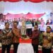 Para penerima penghargaan berfoto bersama jajaran Board of Regional Management PTPN IV Regional III dalam ajang malam peringatan HUT RI ke-79, Kota Pekanbaru, Provinsi Riau.