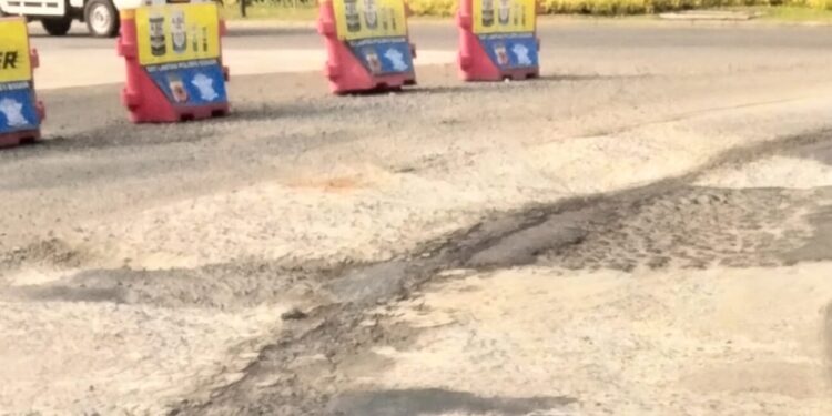 Jalan Utama Dilintasi Presiden Terpilih Prabowo di Sentul City Rusak Parah