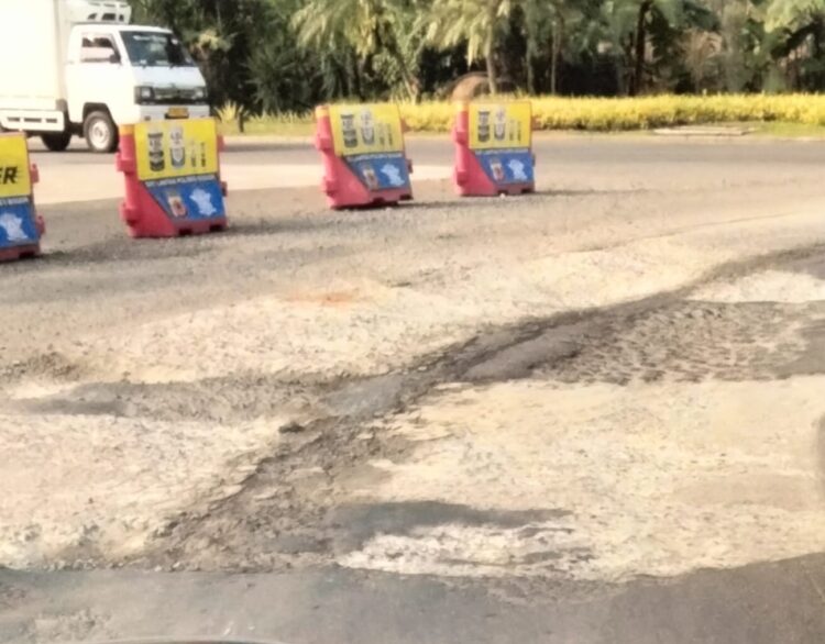 Jalan Utama Dilintasi Presiden Terpilih Prabowo di Sentul City Rusak Parah