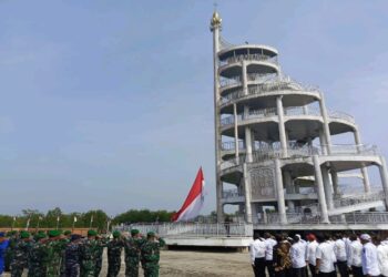 Region Head PTPN IV Regional 6 KSO Ikut Pengibaran Bendera Merah Putih Raksasa