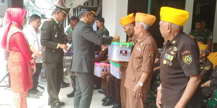 Peringati HUT ke-79 RI, Dandim 0606 bersama Tokoh Bogor Hadiahi Puluhan Veteran dengan Sembako dan Uang Tunai