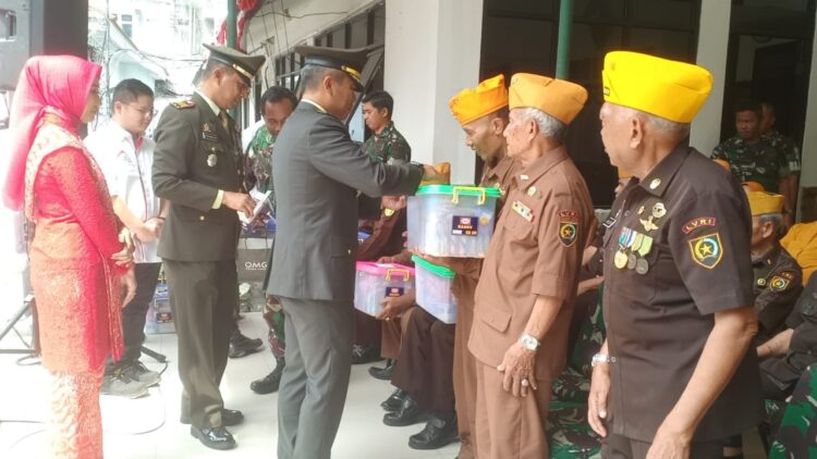 Peringati HUT ke-79 RI, Dandim 0606 bersama Tokoh Bogor Hadiahi Puluhan Veteran dengan Sembako dan Uang Tunai
