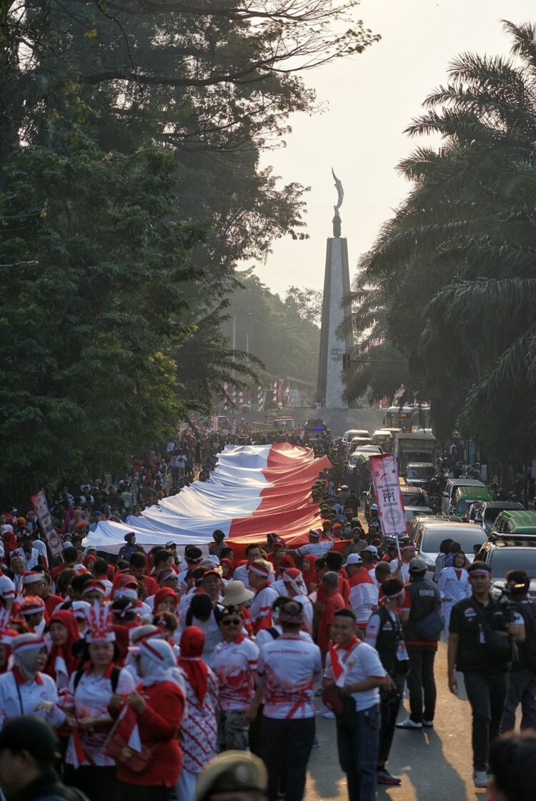 Peringati HUT ke79 RI, Bendera Sepanjang 200 Meter Diarak di Kota Bogor