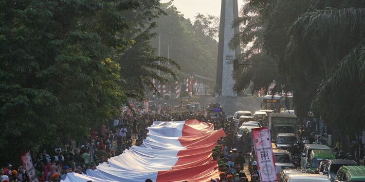 Peringati HUT ke79 RI, Bendera Sepanjang 200 Meter Diarak di Kota Bogor