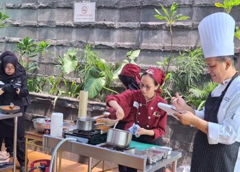 PENILAIAN : Senior Chef saat melakukan penilaian kepada peserta Kompetisi Soto Ayam Nusantara di Swiss Belhotel Bogor., pada Rabu (28/8/2024).