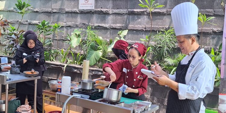 PENILAIAN : Senior Chef saat melakukan penilaian kepada peserta Kompetisi Soto Ayam Nusantara di Swiss Belhotel Bogor., pada Rabu (28/8/2024).