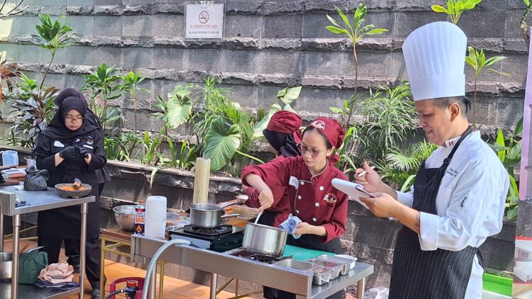 PENILAIAN : Senior Chef saat melakukan penilaian kepada peserta Kompetisi Soto Ayam Nusantara di Swiss Belhotel Bogor., pada Rabu (28/8/2024).