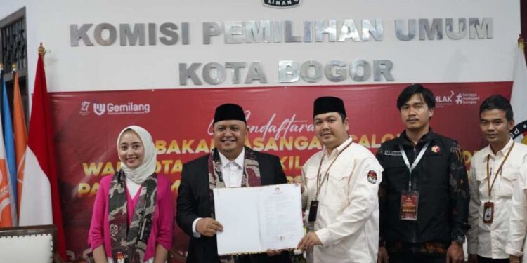 Usai Gelar Mini Launching, Pasangan Atang Trisnanto-Annida Allivia Daftar ke KPU