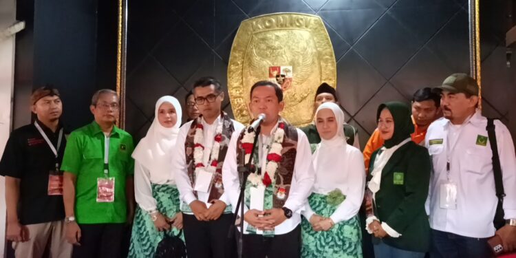 Usung Tagline “Sudah Waktunya Bogor Glowing” dr Rayendra dan Eka Maulana Resmi Daftar Ke KPU Kota Bogor