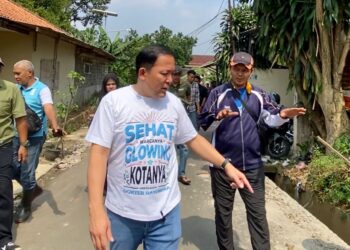 Blusukan ke Kampung Rau, Dokter Rayendra-Eka Maulana Soroti Kondisi Infrastruktur Memprihatinkan