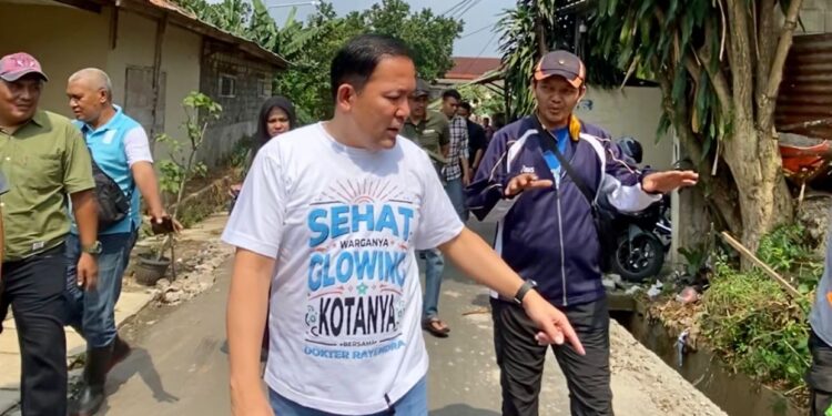 Blusukan ke Kampung Rau, Dokter Rayendra-Eka Maulana Soroti Kondisi Infrastruktur Memprihatinkan