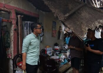 Blusukan ke Rancamaya, Eka Maulana Bantu Rumah Lansia yang Nyaris Roboh