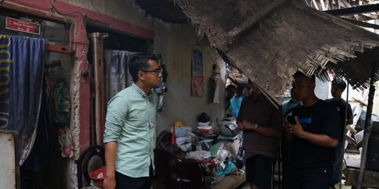 Blusukan ke Rancamaya, Eka Maulana Bantu Rumah Lansia yang Nyaris Roboh