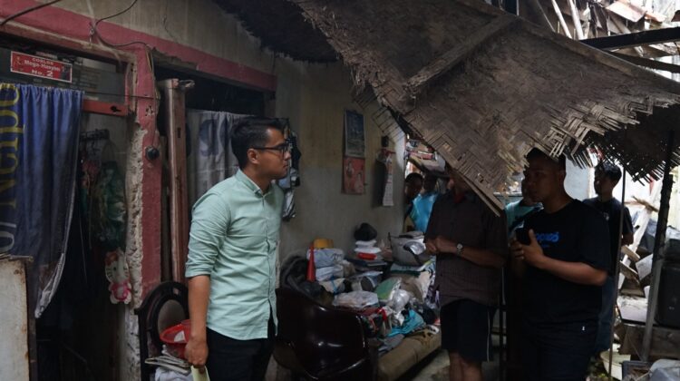 Blusukan ke Rancamaya, Eka Maulana Bantu Rumah Lansia yang Nyaris Roboh