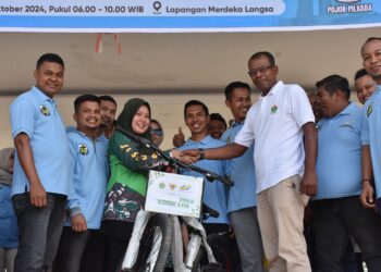 Perwakilan PTPN IV Regional 6 KSO, saat menyerahkan hadiah utama doorprize pada peserta yang beruntung, Minggu (27/10/2024).