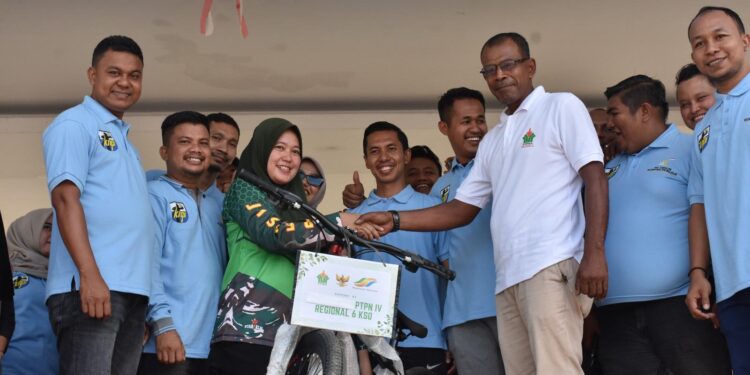 Perwakilan PTPN IV Regional 6 KSO, saat menyerahkan hadiah utama doorprize pada peserta yang beruntung, Minggu (27/10/2024).