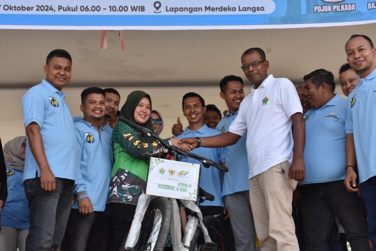 Perwakilan PTPN IV Regional 6 KSO, saat menyerahkan hadiah utama doorprize pada peserta yang beruntung, Minggu (27/10/2024).