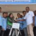 Perwakilan PTPN IV Regional 6 KSO, saat menyerahkan hadiah utama doorprize pada peserta yang beruntung, Minggu (27/10/2024).