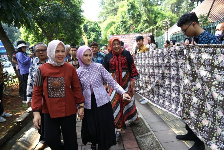 Bentangkan 4,1 KM Kain Batik, Kota Bogor Pecahkan Rekor ORI