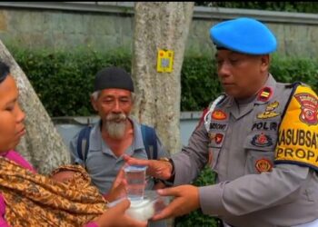 Jumat Berkah, Satuan Propam Polresta Bogor Kota Bagikan Makan Siang Gratis kepada Masyarakat