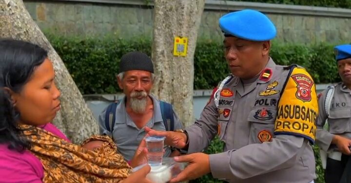 Jumat Berkah, Satuan Propam Polresta Bogor Kota Bagikan Makan Siang Gratis kepada Masyarakat