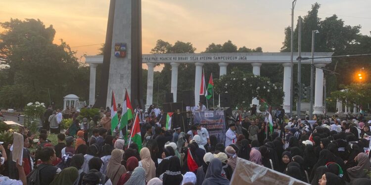 Ratusan Massa Gelar Demo Peringatan 1 Tahun Genosida Israel di Palestina