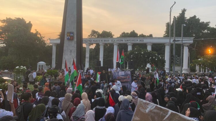 Ratusan Massa Gelar Demo Peringatan 1 Tahun Genosida Israel di Palestina