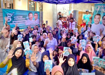 Dokter Rayendra Diserbu Emak-Emak Pamoyanan: “Coblos Pang Gantengna!
