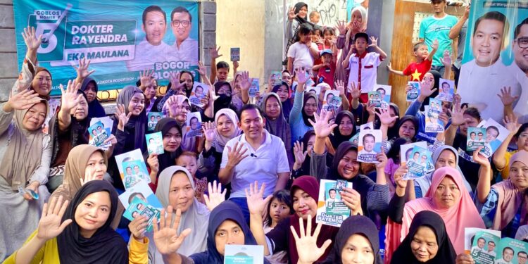 Dokter Rayendra Diserbu Emak-Emak Pamoyanan: “Coblos Pang Gantengna!