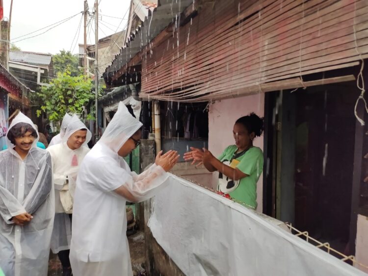 Ingin Lihat Persoalan yang Dihadapi Warga, Eka Maulana Rela Blusukan Sambil Diguyur Hujan