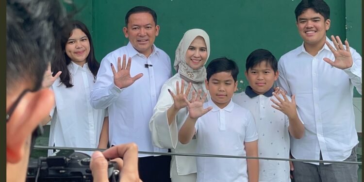 Pilkada Kota Bogor: Coblos Bareng Istri dan Anak, Dokter Rayendra: Plong…!