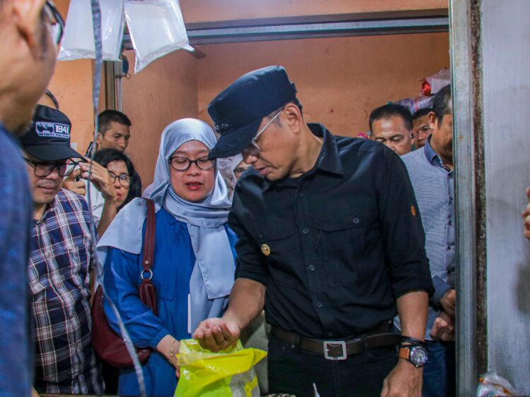 Dirut Perumda PPJ Dampingi Pj Wali Kota Cek Stok dan Harga Pangan di Pasar Jelang Pilkada 2024