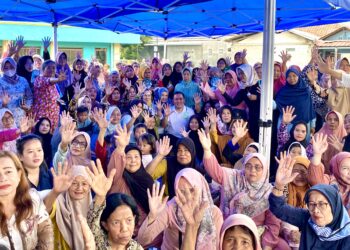 Dokter Rayendra Diserbu Ratusan Emak-Emak, Minta Foto Sampai Ngantri Satu Jam