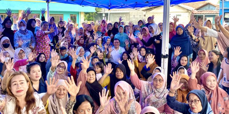 Dokter Rayendra Diserbu Ratusan Emak-Emak, Minta Foto Sampai Ngantri Satu Jam