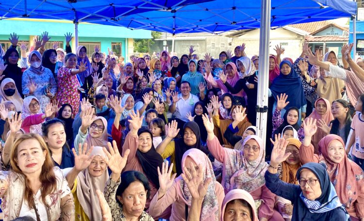 Dokter Rayendra Diserbu Ratusan Emak-Emak, Minta Foto Sampai Ngantri Satu Jam