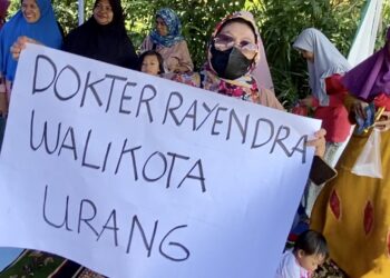 Kreatif! Warga Sambut Heboh Dokter Rayendra Pakai Poster Tulisan Tangan