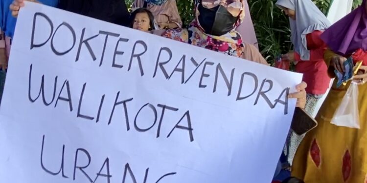 Kreatif! Warga Sambut Heboh Dokter Rayendra Pakai Poster Tulisan Tangan