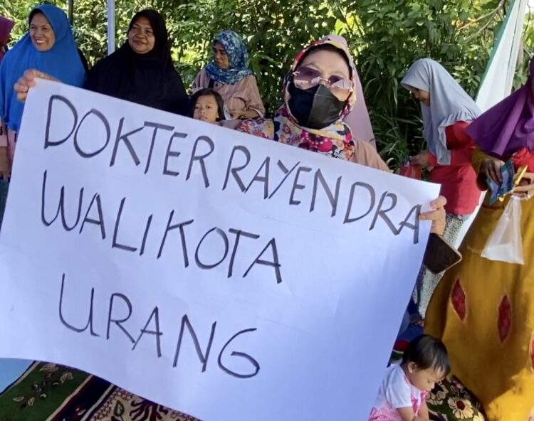 Kreatif! Warga Sambut Heboh Dokter Rayendra Pakai Poster Tulisan Tangan