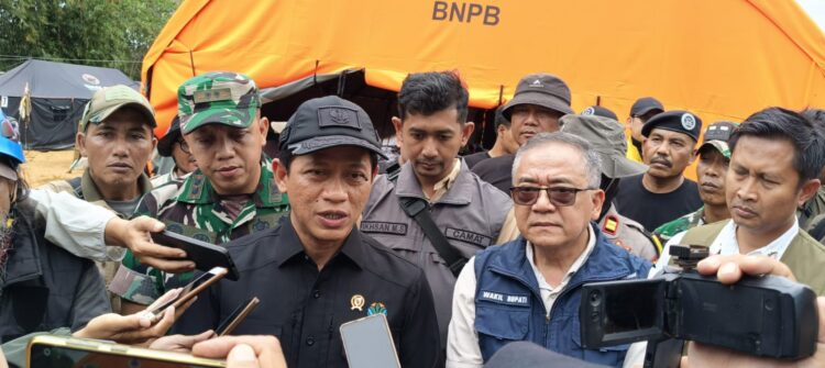 Menteri Lingkungan Hidup Salurkan Bantuan ke Korban Bencana di Sukabumi
