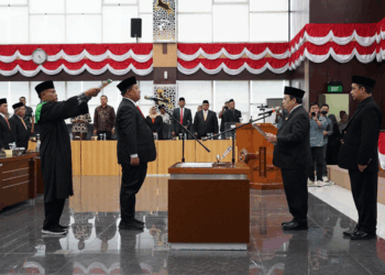 DPRD Kota Bogor menggelar prosesi pelantikan dan pengambilan sumpah jabatan peresmian Pengganti Antar Waktu (PAW) anggota DPRD Kota Bogor periode 2024 - 2029 atas nama Abdul Rosyid dari Partai Keadilan Sejahtera (PKS) yang menggantikan Atang Trisnanto pada rapat paripurna, Jumat (6/12/2024).