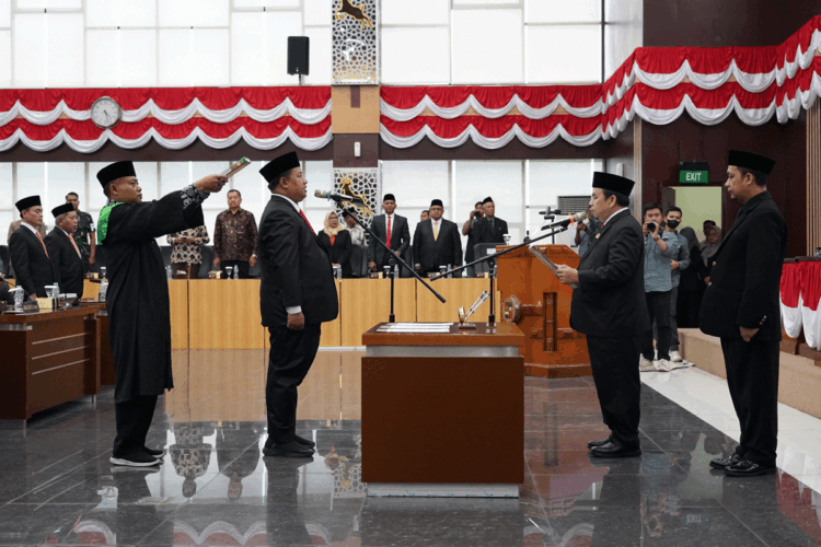 DPRD Kota Bogor menggelar prosesi pelantikan dan pengambilan sumpah jabatan peresmian Pengganti Antar Waktu (PAW) anggota DPRD Kota Bogor periode 2024 - 2029 atas nama Abdul Rosyid dari Partai Keadilan Sejahtera (PKS) yang menggantikan Atang Trisnanto pada rapat paripurna, Jumat (6/12/2024).