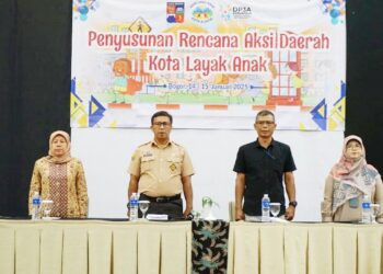 MENUJU KOTA LAYAK ANAK: Pj Sekda Kota Bogor, Hanafi membuka acara Penyusunan Rencana Aksi Daerah Kota Layak Anak Tahun 2025 di Padjadjaran Suite Resort & Convention Hotel, Selasa (14/1)