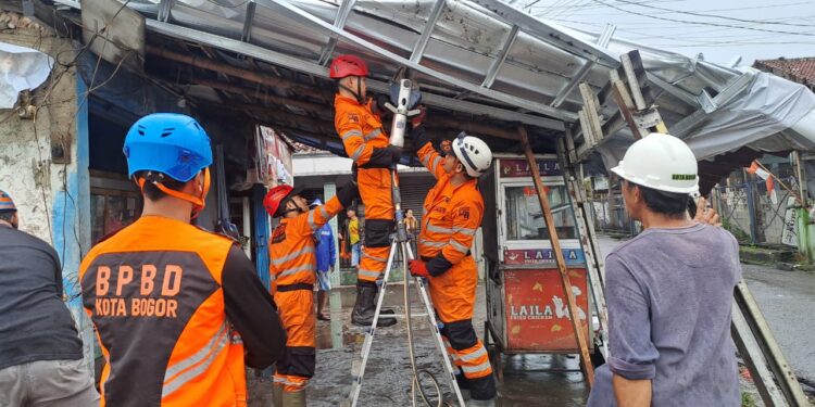 Pria di Margajaya Kota Bogor Terluka Akibat Tertimpa Atap Toko, Alami Pendarahan Dibagian Kepala