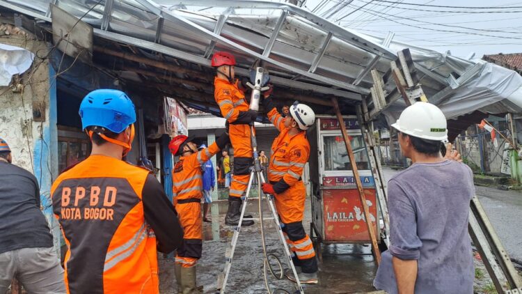 Pria di Margajaya Kota Bogor Terluka Akibat Tertimpa Atap Toko, Alami Pendarahan Dibagian Kepala