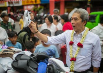 Dedie A Rachim Borong Sandal Traktir Para Bocil, Momen Pembukaan Bazaar Rakyat Bogor Street Festival Cap Go Meh 2025