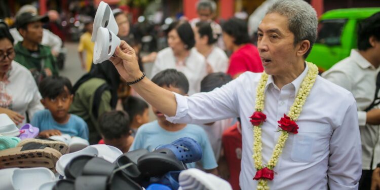 Dedie A Rachim Borong Sandal Traktir Para Bocil, Momen Pembukaan Bazaar Rakyat Bogor Street Festival Cap Go Meh 2025
