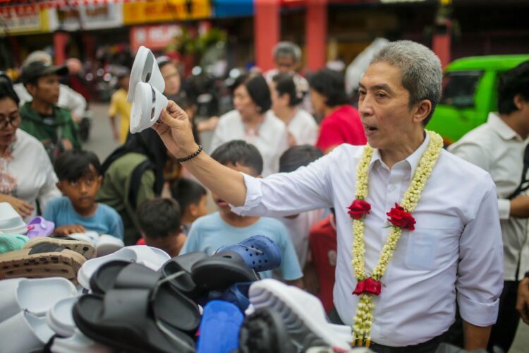 Dedie A Rachim Borong Sandal Traktir Para Bocil, Momen Pembukaan Bazaar Rakyat Bogor Street Festival Cap Go Meh 2025